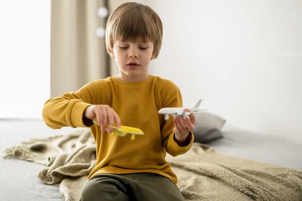 Niño recibiendo terapia ocupacional sensorial en consulta pediátrica