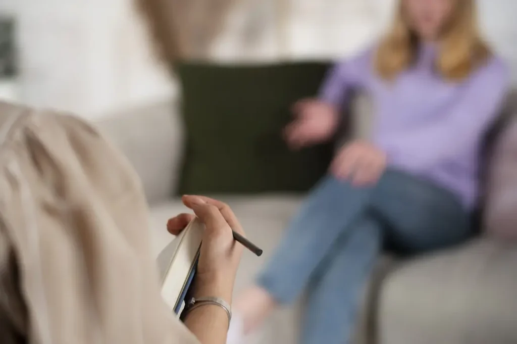 Profesional de la psicología en consulta ayudando a una persona a mejorar su bienestar emocional y salud mental